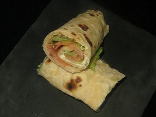 WRAP DE SALMÓN AHUMADO (MASA CASERA)