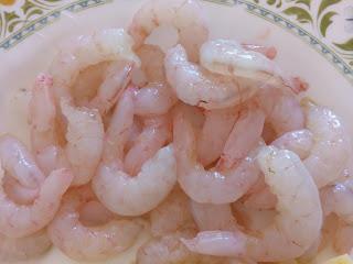 ENSALADILLA DE PATATAS CON MERLUZA Y GAMBAS DE MALAGA