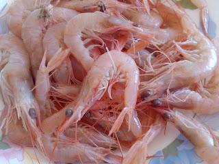 ENSALADILLA DE PATATAS CON MERLUZA Y GAMBAS DE MALAGA