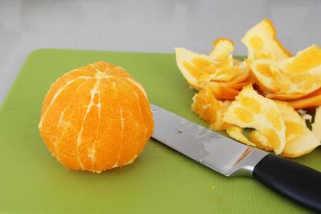 Ensalada de rúcula, naranja y queso con vinagreta de miel Pela la naranja al vivo