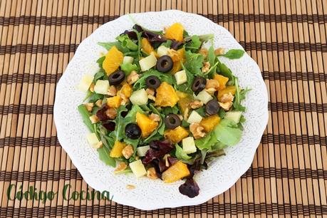 Ensalada de rúcula, naranja y queso con vinagreta de miel Coloca la naranja, el queso y riega con vinagreta de miel