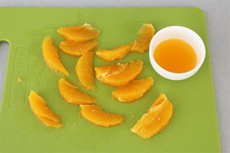 Ensalada de rúcula, naranja y queso con vinagreta de miel Gajos de naranja cortados al vivo y su zumo