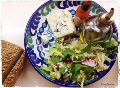 Ensalada gourmet con queso azul y picatostes