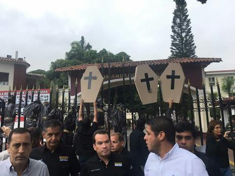 Diputados acuden a la GNB para exigir justicia por asesinato de Fabián Urbina