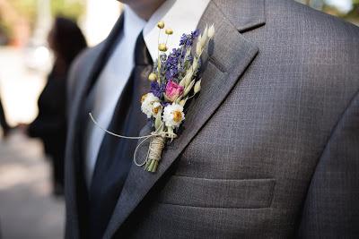 Boutonniere sobre solapa izquierda