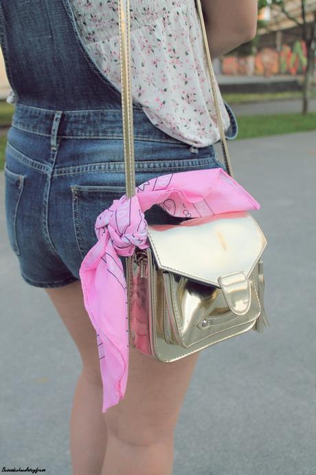 Peto vaquero y camiseta off shoulder Peto vaquero y camiseta off shoulder