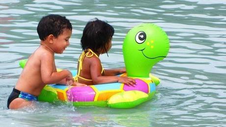 Consejos y recomendaciones al comprar y utilizar flotadores y juguetes acuáticos Consejos y recomendaciones al comprar y utilizar flotadores y juguetes acuáticos