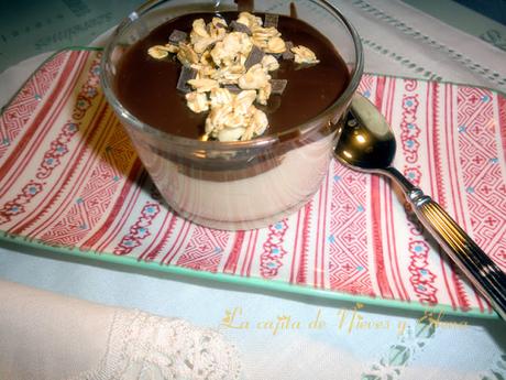 Vasitos de mascarpone con muesli crujiente y chocolate