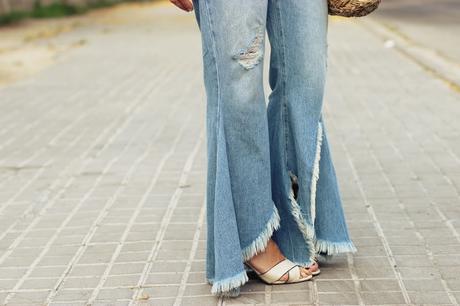 Con jeans desiguales Con jeans desiguales