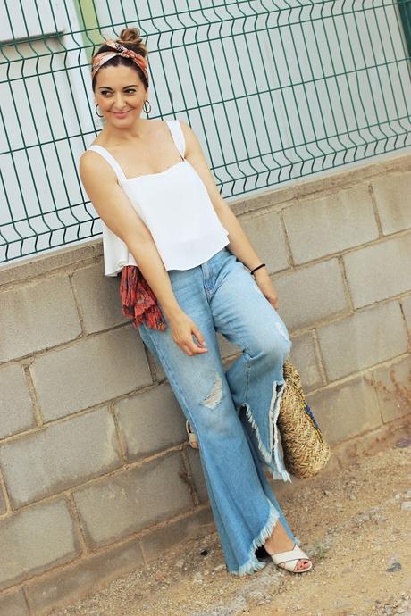 Con jeans desiguales Con jeans desiguales