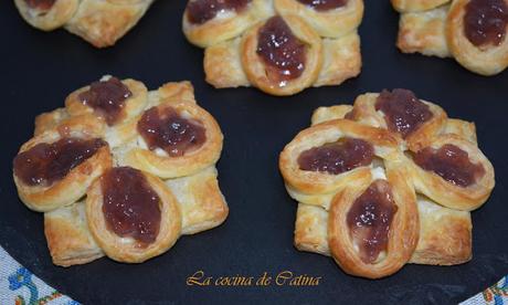 Flores saladas de hojaldre y cebolla caramelizada al vino tinto