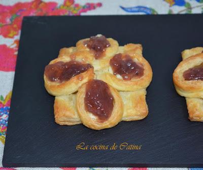 Flores saladas de hojaldre y cebolla caramelizada al vino tinto