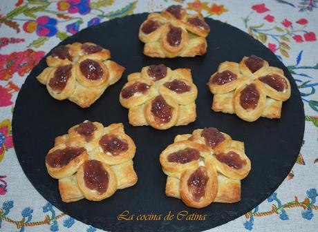 Flores saladas de hojaldre y cebolla caramelizada al vino tinto