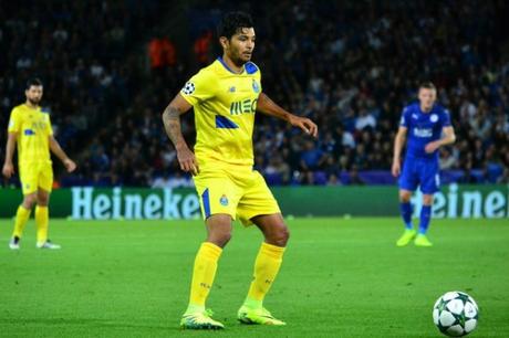 ‘Tecatito’ Corona podría llegar al Barcelona ‘Tecatito’ Corona podría llegar al Barcelona