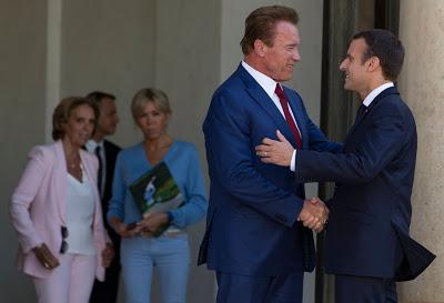 Schwarzenegger y  Macron juntos en París