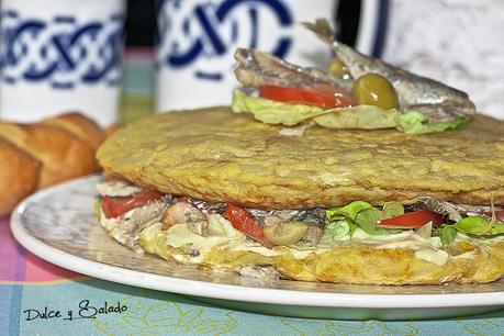 Tortilla de Patata rellena de Chicharros (Jureles) y Ensalada