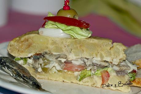 Tortilla de Patata rellena de Chicharros (Jureles) y Ensalada