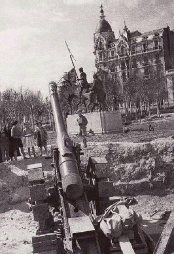 Fotos antiguas: Una Plaza de España en guerra (1939)