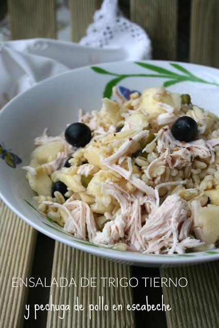 Ensalada de trigo tierno, pechuga de pollo en escabeche