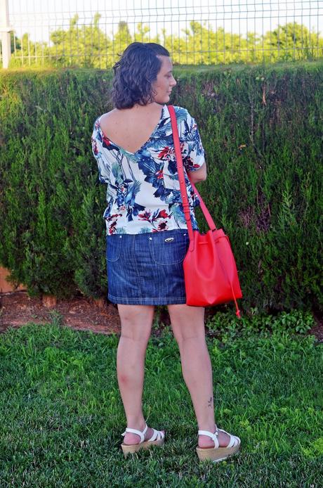 Blusa estampada escote trasero