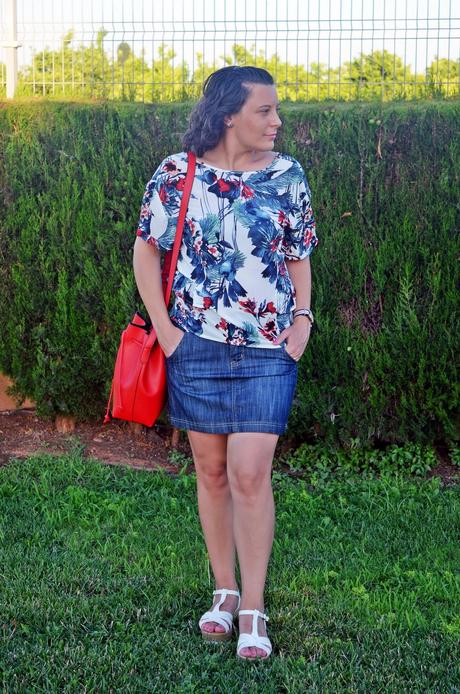 Blusa estampada escote trasero