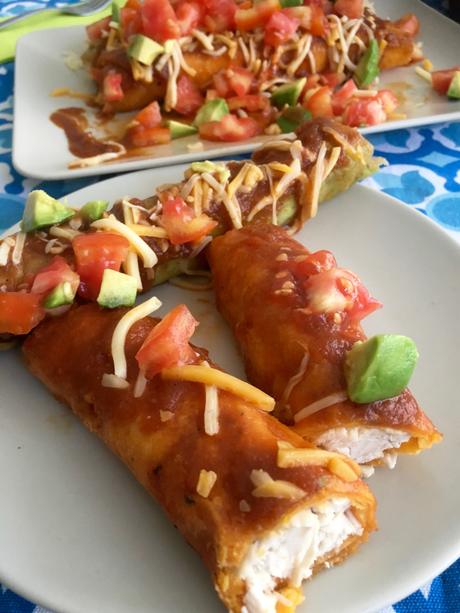 Tacos de pollo dorados rojos  -fritos y crujientes – receta mexicana