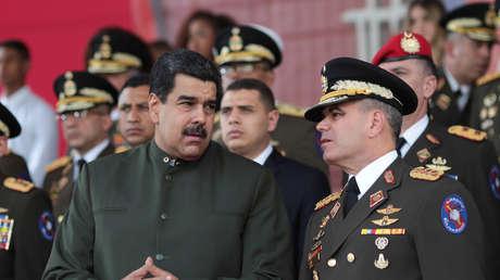 El presidente de Venezuela, Nicolás Maduro, habla con el ministro venezolano de Defensa, Vladimir Padrino López, durante un evento para la transmisión de mandos militares en Caracas, Venezuela, el 23 de junio de 2017. 