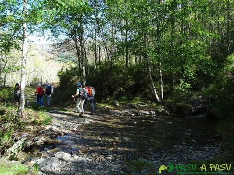 Ruta al Mustallar: Cruzando pequeño arroyo sobre el camino