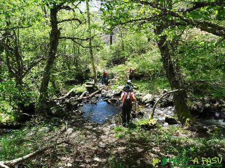 Ruta al Mustallar: Cruzando arroyo