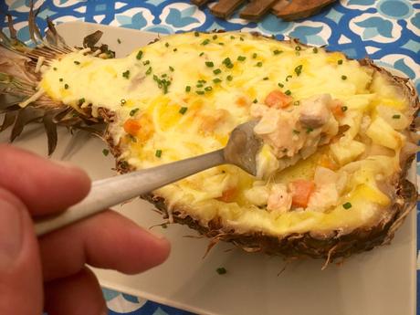 Piña gratinada con salmón y verduras