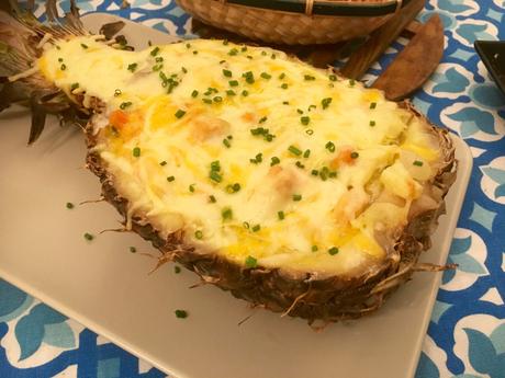 Piña gratinada con salmón y verduras