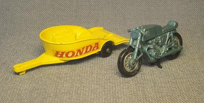 Moto Honda y tráiler