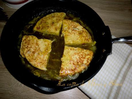 Tortilla de patatas en salsa verde