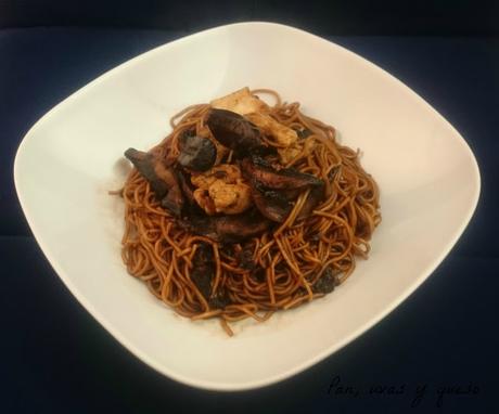 Fideos chinos con salsa agridulce