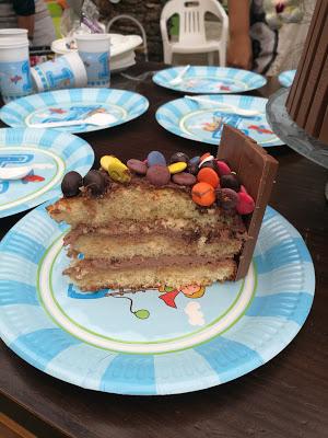 TARTA DE KIT KAT Y LACASITOS TARTA DE KIT KAT Y LACASITOS
