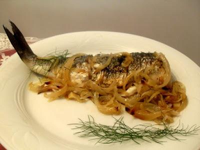 Lubina con cebolla al hinojo Lubina con cebolla al hinojo
