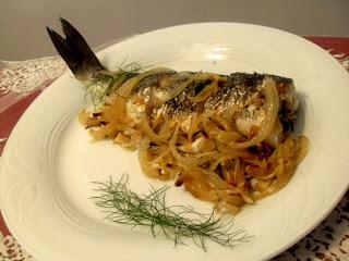 Lubina con cebolla al hinojo Lubina con cebolla al hinojo