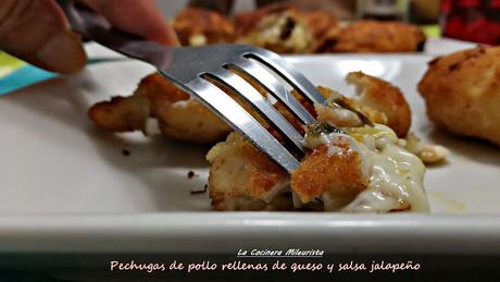 Pechugas de pollo rellenas de queso y salsa jalapeño