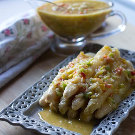 esparragos blancos con vinagreta de pimientos