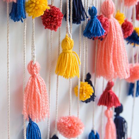 DIY: MURAL DE POMPONES DE COLORES