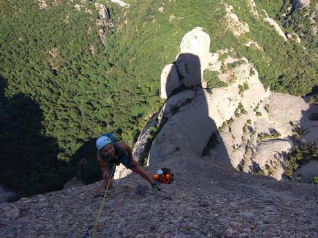 Escalando el estandarte de Montserrat- vía Punsola Reniu al Cavall Bernat 240mt 6c (V+ A0) Escalando el estandarte de Montserrat- vía Punsola Reniu al Cavall Bernat 240mt 6c (V+ A0)