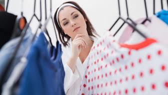 Mujer comprando ropa