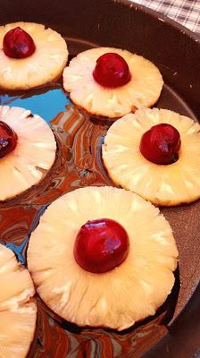 CAKE TATIN CON PIÑA Y CEREZAS