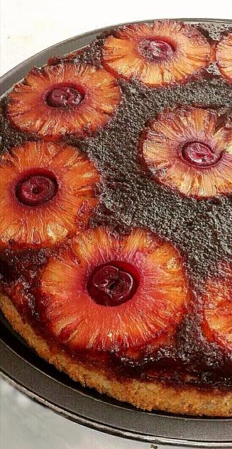 CAKE TATIN CON PIÑA Y CEREZAS