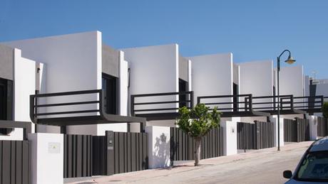 FINAL DE OBRA EN LA SEGUNDA MANZANA DE VIVIENDAS ADOSADAS DISEÑADAS POR A-CERO EN MÁLAGA FINAL DE OBRA EN LA SEGUNDA MANZANA DE VIVIENDAS ADOSADAS DISEÑADAS POR A-CERO EN MÁLAGA