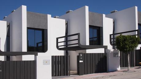 FINAL DE OBRA EN LA SEGUNDA MANZANA DE VIVIENDAS ADOSADAS DISEÑADAS POR A-CERO EN MÁLAGA FINAL DE OBRA EN LA SEGUNDA MANZANA DE VIVIENDAS ADOSADAS DISEÑADAS POR A-CERO EN MÁLAGA