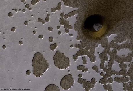 Extraño agujero en suelo marciano