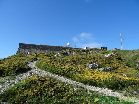 Subiendo al Faro Vidio desde la Iglesiona del Cabo Vidio