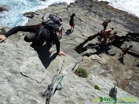 Ruta a la Cueva de la Iglesiona: Bajando tramo con cuerda