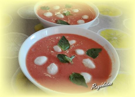 GAZPACHO DE SANDIA CON ALBAHACA  MOZZARELLA